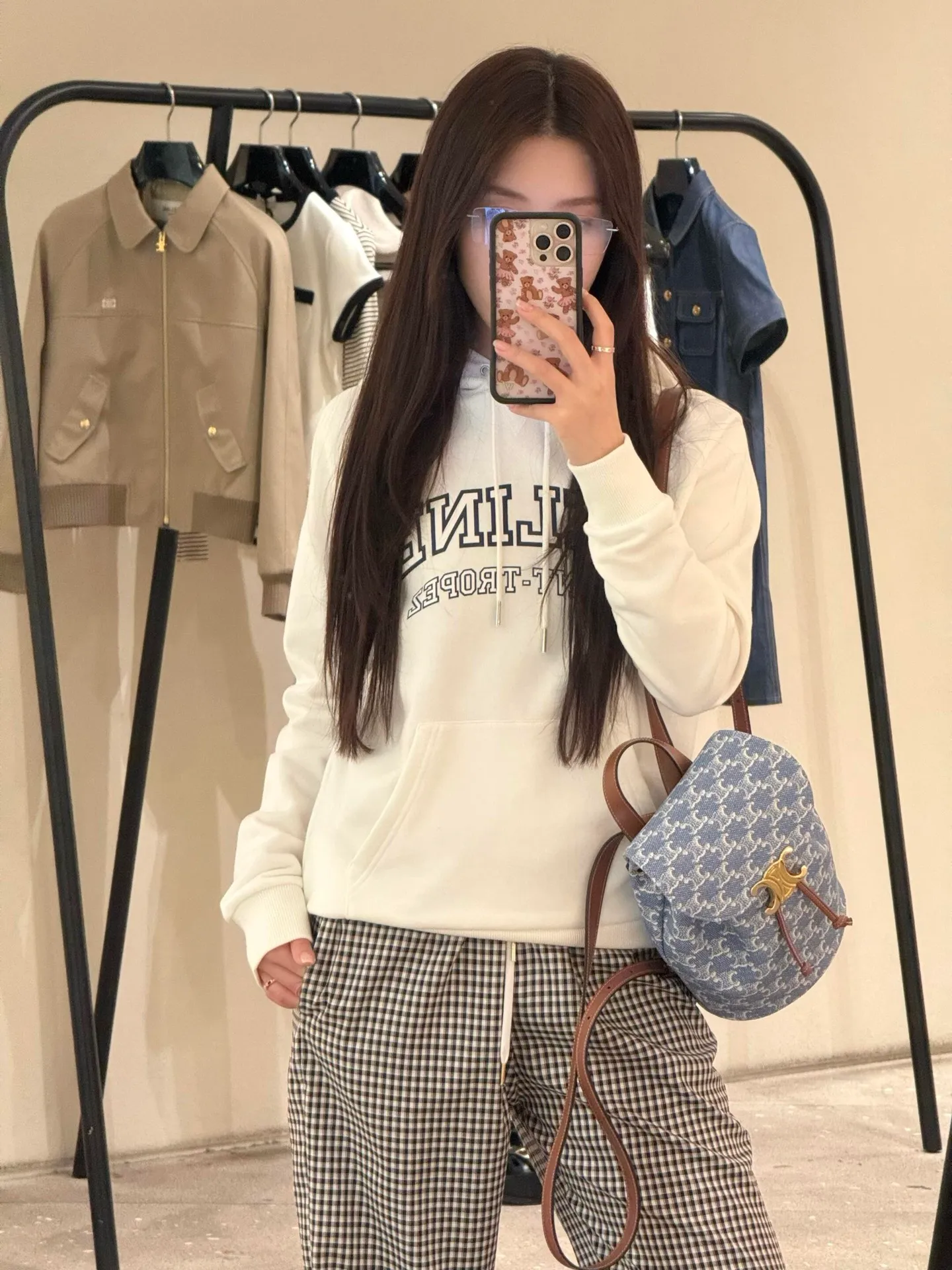 240💰 (women's style) Celine, a luxury brand from France, expresses the fashion industry's connection between culture and sports, represents a new lifestyle, and has won the favor of trendy high-end people with its excellent quality and outstanding style.  2025 new CELINE SAINT-TROPEZ resort-style sports and casual hooded sweatshirt, casual and loose tailoring, gender-neutral, very representative milky white color, inspired by Saint-Tropez, the famous seaside resort in southern France, promotes an exclusive cultural atmosphere, eye-catching and large CELINE word mother, below are the small letters SAINT-TROPEZ, which are all made of dark blue flocking technology. The letters are printed in a hollow shape and given an old and dilapidated effect. The retro atmosphere comes to the face, integrating nautical style and leisure vacation style, creating a hooded sweater that is both luxurious and trendy. 430g cotton terry, custom made in white, size SML 160cm or so, weight 80-100 jins S 165cm or so, weight 100-120 jins M 170cm or so, weight 120-140 jins L